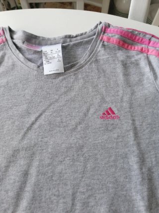 Conjunto Adidas camiseta gris y pantalón negro