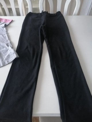Conjunto Adidas camiseta gris y pantalón negro