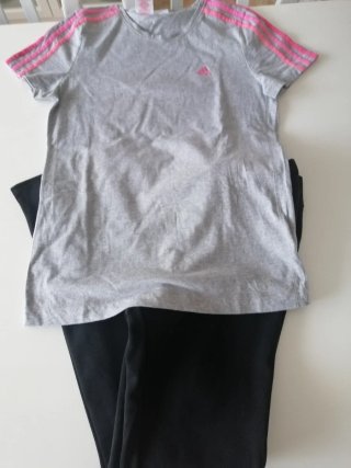 Conjunto Adidas camiseta gris y pantalón negro