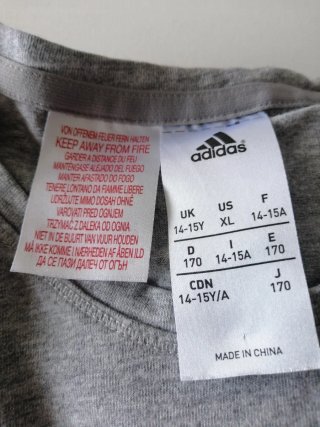 Conjunto Adidas camiseta gris y pantalón negro
