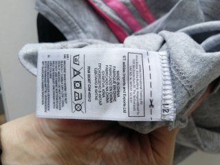 Conjunto Adidas camiseta gris y pantalón negro