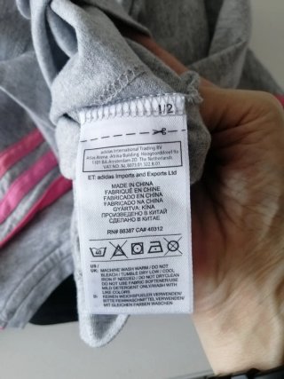 Conjunto Adidas camiseta gris y pantalón negro