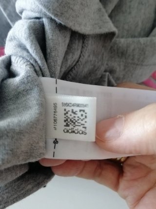 Conjunto Adidas camiseta gris y pantalón negro
