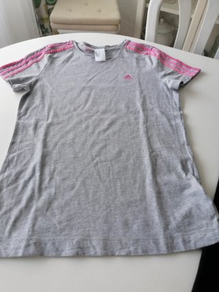 Conjunto Adidas camiseta gris y pantalón negro