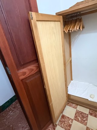 Armario de madera clásico