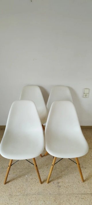 Juego de 4 sillas blancas