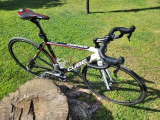 Bicicleta de carretera CUBE