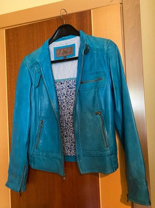 Cazadora de cuero azul