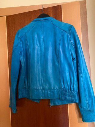 Cazadora de cuero azul