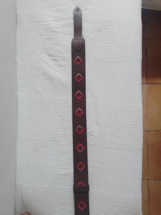 Correa de cuero para guitarra eléctrica.