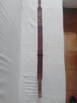 Correa de cuero para guitarra eléctrica.