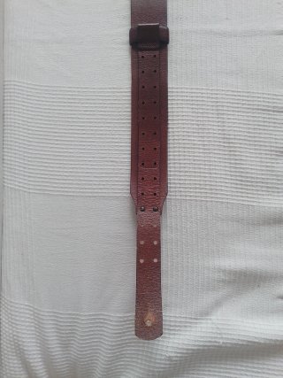 Correa de cuero para guitarra eléctrica.