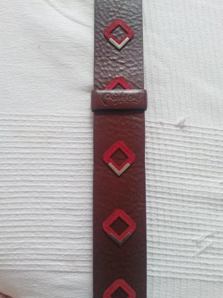 Correa de cuero para guitarra eléctrica.