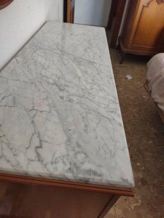 Cómoda de madera con tapa de mármol