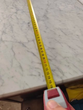 Cómoda de madera con tapa de mármol