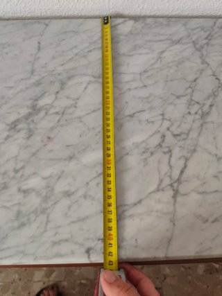 Cómoda de madera con tapa de mármol