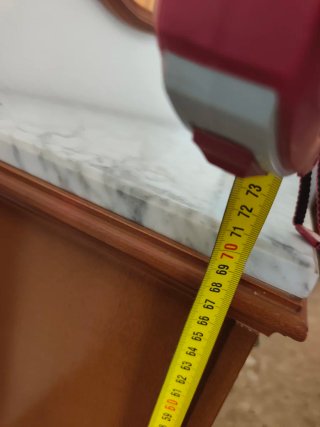 Cómoda de madera con tapa de mármol