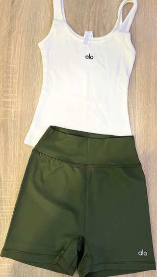Conjunto Alo Top Blanco y Shorts Verde Oliva