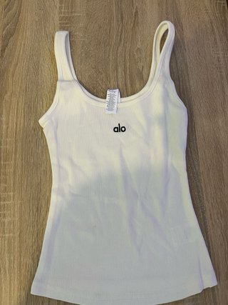 Conjunto Alo Top Blanco y Shorts Verde Oliva
