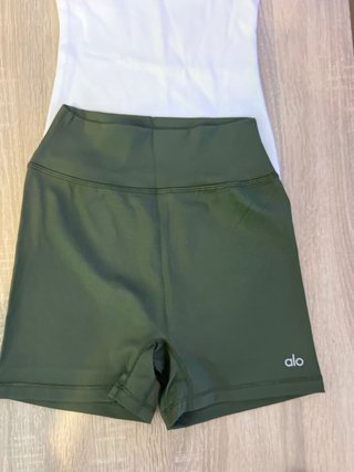 Conjunto Alo Top Blanco y Shorts Verde Oliva
