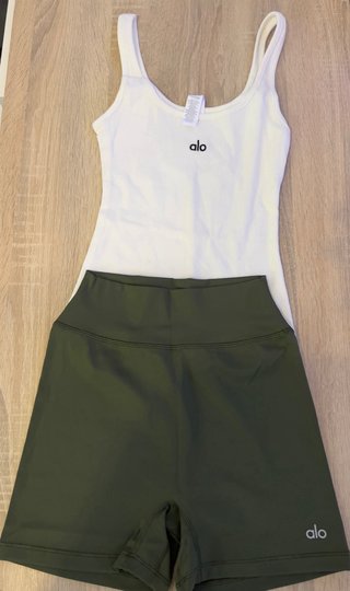 Conjunto Alo Top Blanco y Shorts Verde Oliva