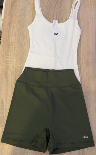 Conjunto Alo Top Blanco y Shorts Verde Oliva