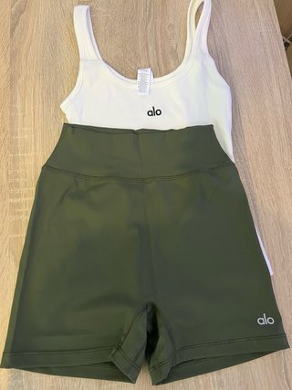 Conjunto Alo Top Blanco y Shorts Verde Oliva