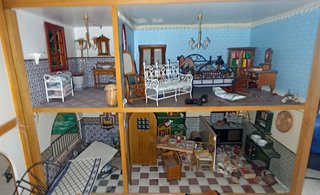 Casa de muñecas antigua hecha a mano