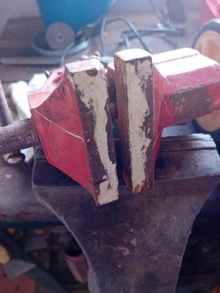 Torno de banco rojo