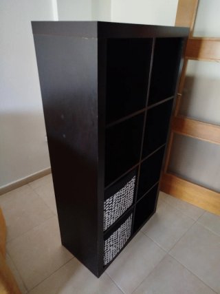 Estantería modular IKEA marrón/negra.