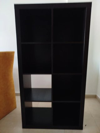 Estantería modular IKEA marrón/negra.