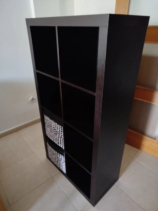 Estantería modular IKEA marrón/negra.