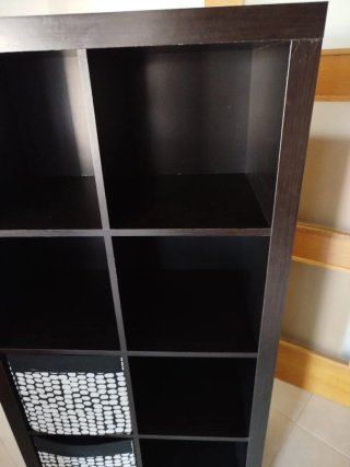 Estantería modular IKEA marrón/negra.