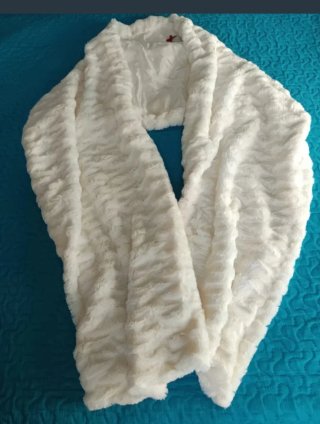 Elegante estola, chal de pelo sintético beige