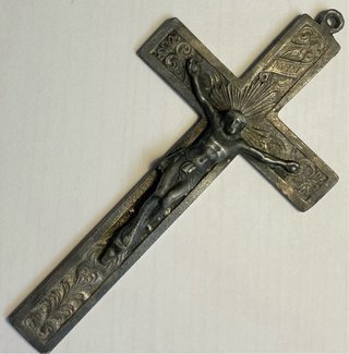Crucifijo pectoral de metal plateado, cruz grabada