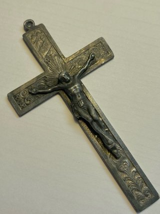 Crucifijo pectoral de metal plateado, cruz grabada
