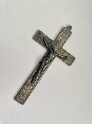 Crucifijo pectoral de metal plateado, cruz grabada