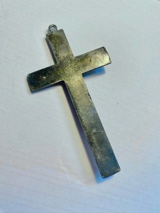 Crucifijo pectoral de metal plateado, cruz grabada