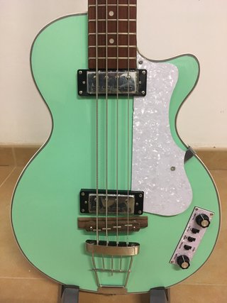 Bajo Réplica Höfner Mint