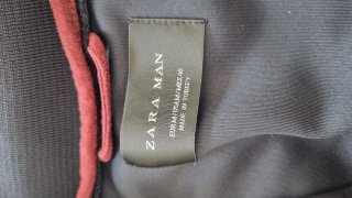 Conjunto deportivo gris y rojo