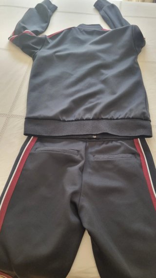 Conjunto deportivo gris y rojo