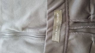 Conjunto deportivo gris y rojo