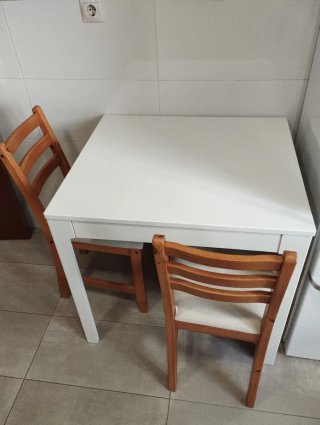 Mesa de cocina y 2 sillas madera