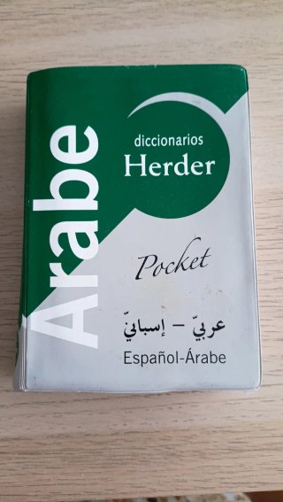 Libros psicología UNED y  diccionarios.