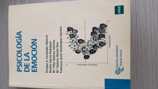 Libros psicología UNED y  diccionarios.