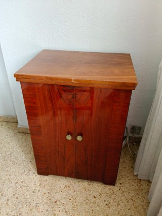 Máquina de coser Singer con mueble