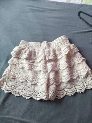 Falda corta de crochet beige