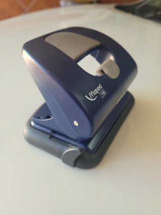 Perforadora de papel azul