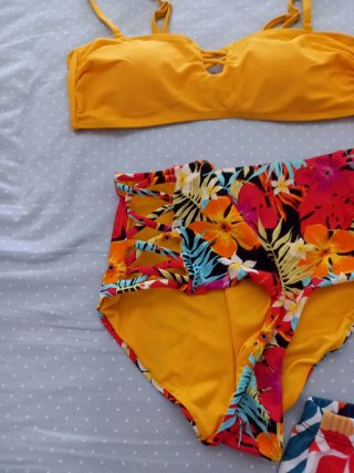 Bikini estampado tropical y shorts