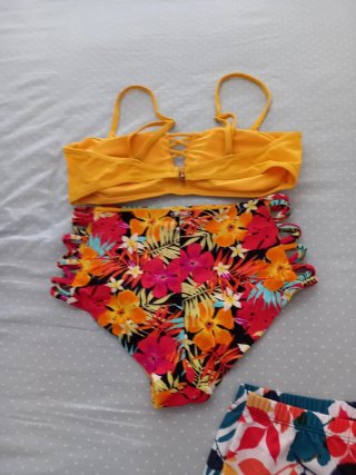 Bikini estampado tropical y shorts